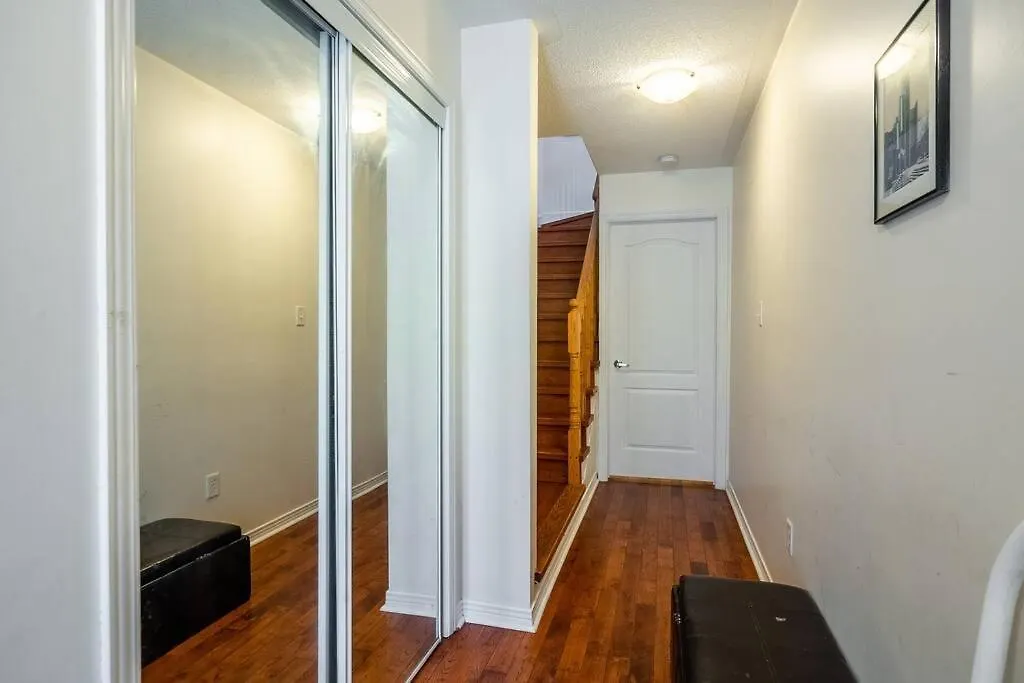 Beautiful Townhouse In Toronto Apartment