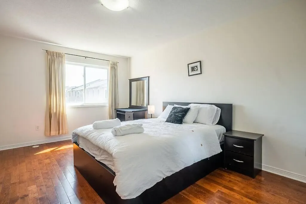 Beautiful Townhouse In Toronto Apartment